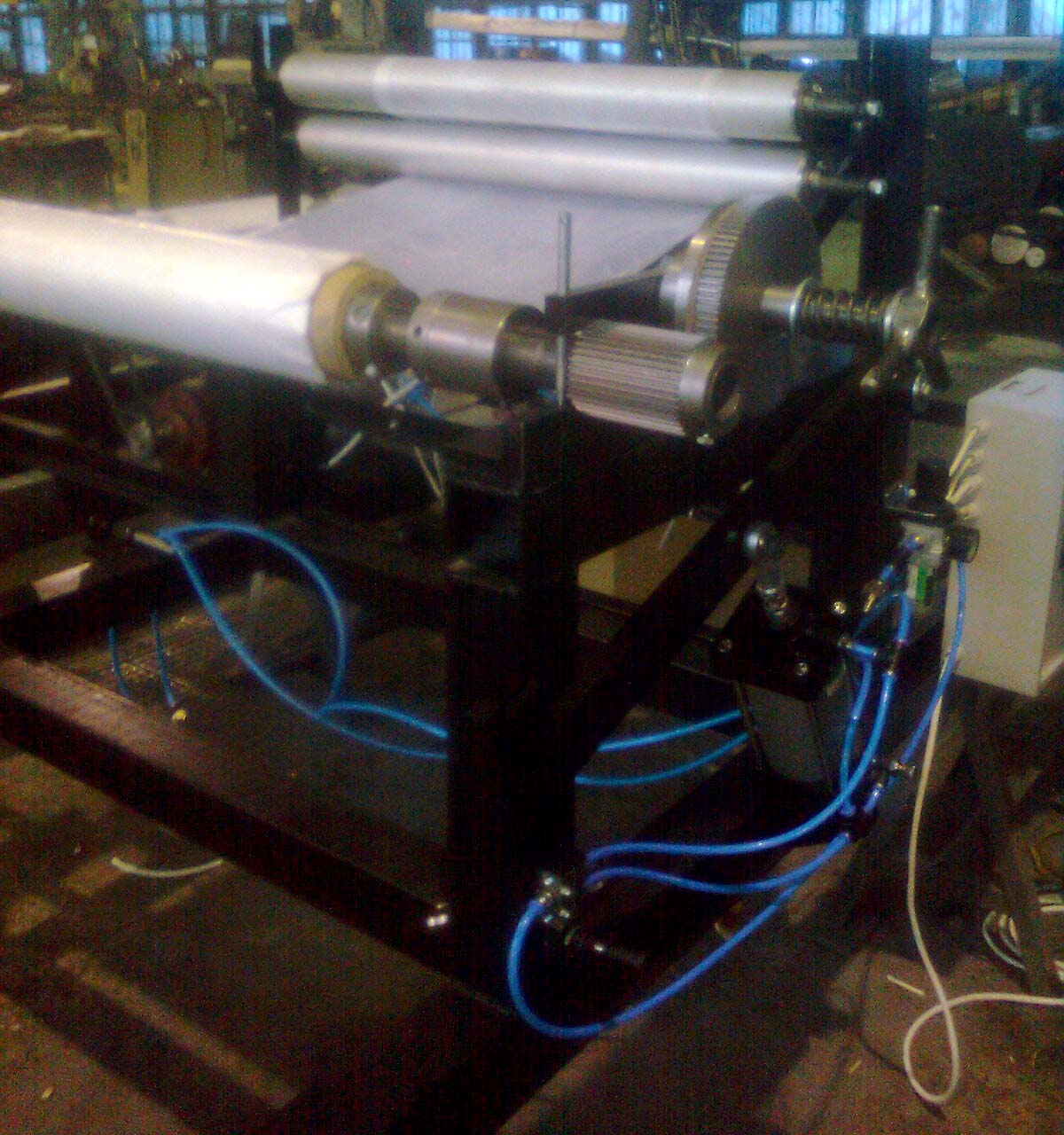 фотография размотки для рулонов пленки Ф1000мм с пневматическим подъёмом рулона на станке складывания пленки из полотна в полурукав